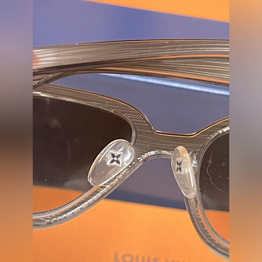 SOLD!!!!!!RARE✨LV men’s Epi Audrey sunglasses w/case, box, bag and COA - Picture 5 of 16